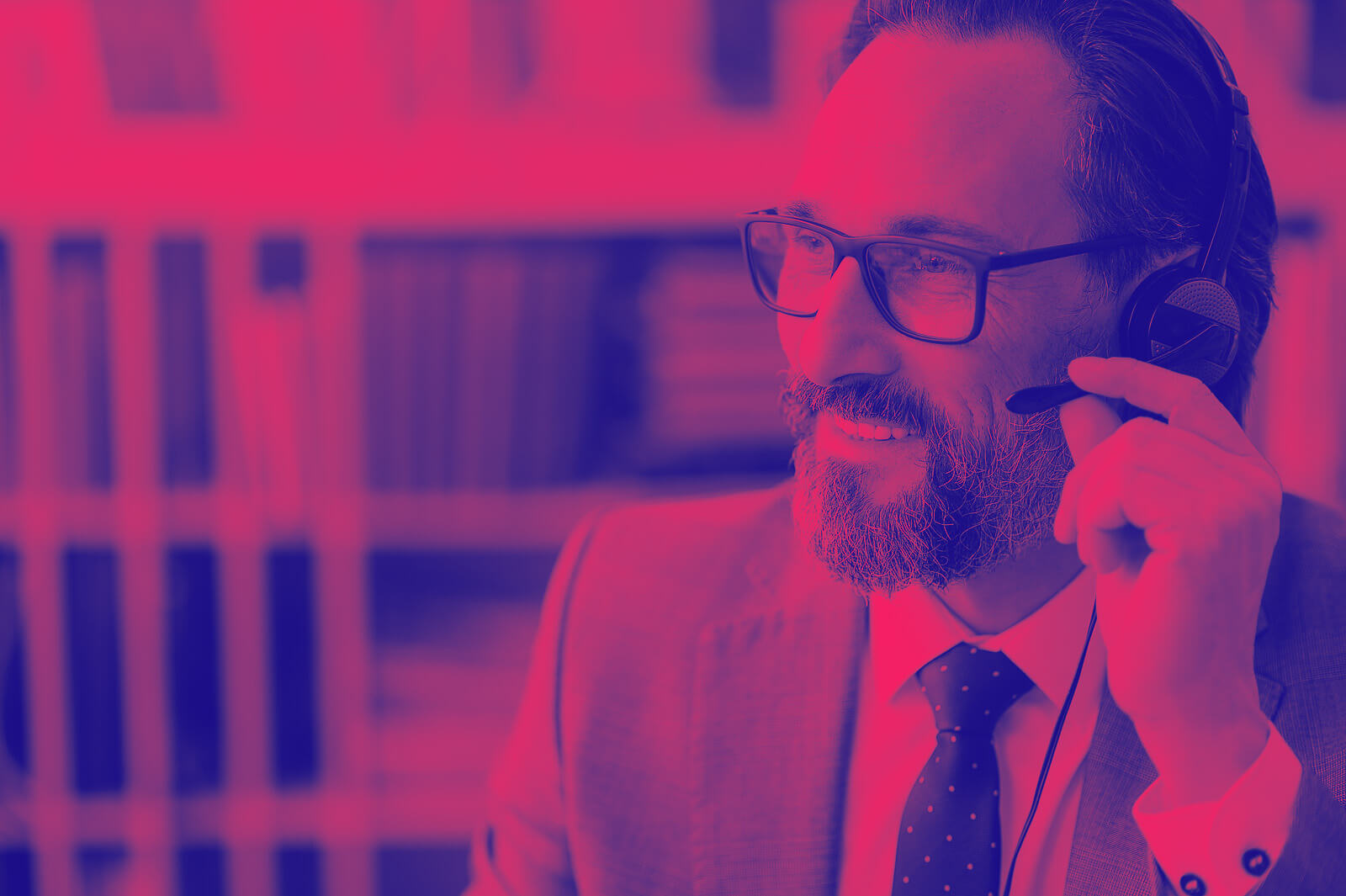 A CSI consultant in cloud strategy talks to a customer on the phone.